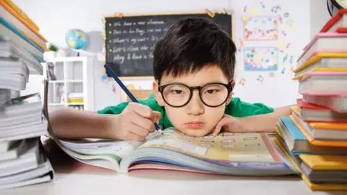 为什么看不感兴趣的书时特别容易犯困?