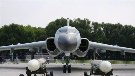 中国轰-6k巡航宫古海峡,携带核弹足够打击日本全境?