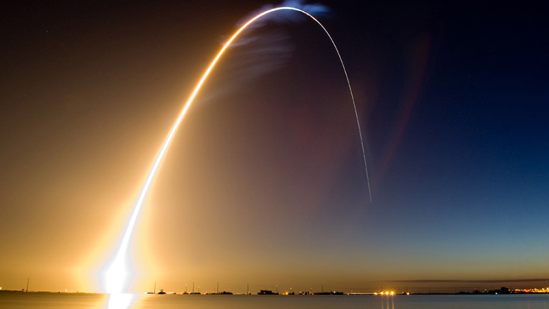 为什么火箭是沿着弯曲的轨迹升空?