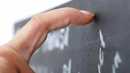 为什么我们听到指甲划黑板的声音就狂躁?