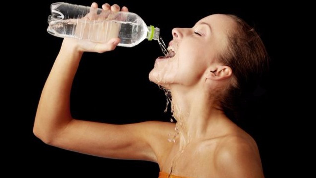 每天多喝1升半水女性尿路感染减半 需要担心喝出水中毒吗?