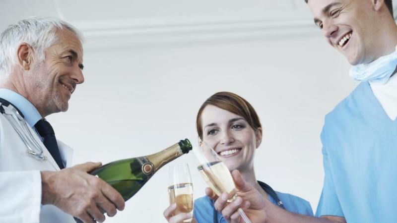 适量饮酒是否有益健康?