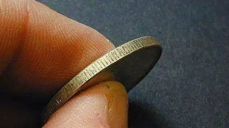 为什么硬币边会有锯齿?