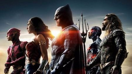 正义联盟的设定在电影与漫画中有怎样的区别?