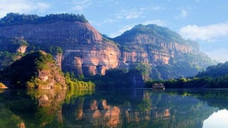 游客肆意踩踏丹霞地貌,恢复一个脚印需60年!