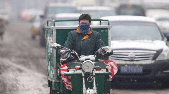 春节快递服务“不打烊”,数百万快递员咋过年?