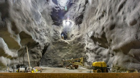 为何这个“望远镜”要放到地下,而且越深越好?