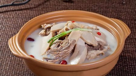 别再迷信喝骨头汤补钙了!专家:想补钙,喝牛奶!