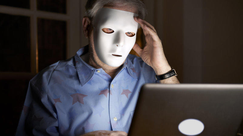 为什么有的人网上热情健谈,现实中却冷漠寡言?