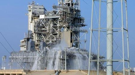 火箭发射台上喷出千吨清水,原来是为了这个原因