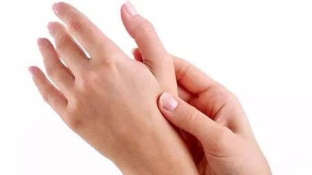 当心!长时间玩手机易得这种病,现在看还不晚