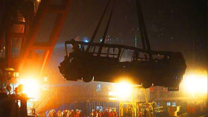 重庆公交车坠江:呼吁给公交车和大巴司机做心理体检