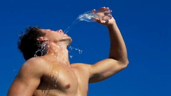 只要喝足够的水就不会中暑?