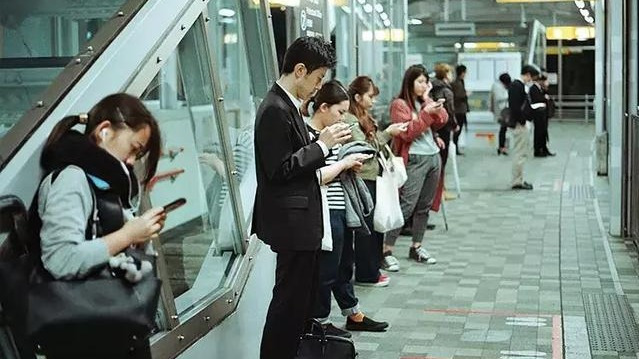 当代“裸奔青年”:一边裸奔,一边剁手?