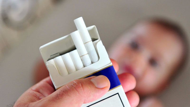 二手烟有害健康,不当着孩子的面抽就没事了吗?