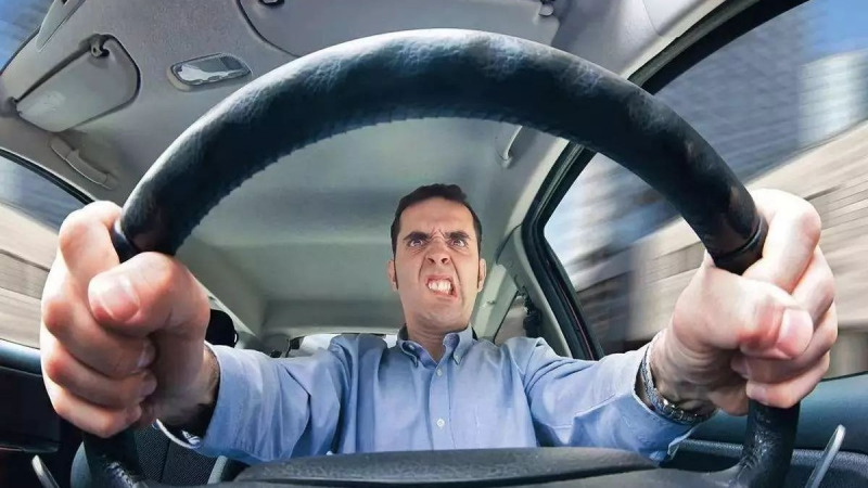 赌上司机的尊严!面对加塞你可以这么“反击”