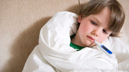 孩子感冒发烧,到底应该“捂”还是“冰”?