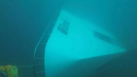 遇到翻船事故,你该怎么做?尤其要学会正确的穿救生衣