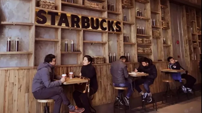 为了研究中国南北方人有啥不同?外国人在星巴克摆了把椅子