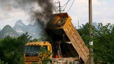 高压线掉在地上,一辆汽车快速压过去,车内的人会触电吗?