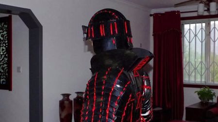 手工达人耗时2年复原东周皮甲,提高盔甲防御力竟靠神秘工艺?